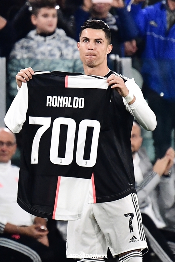 볼로냐와의 세리에A 8라운드에 앞서 700골 기념 유니폼을 받은 크리스티아누 호날두./AFPBBNews=뉴스1