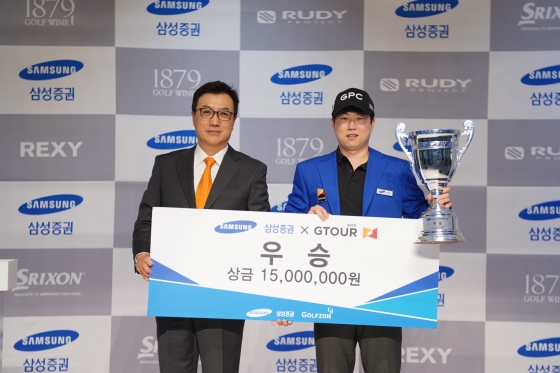 /사진= (좌측부터) 골프존 박기원 대표이사와 우승자 순범준이 ‘2019 삼성증권 GTOUR 7차 대회’의 우승 상금을 들고 기념촬영을 하고 있다.