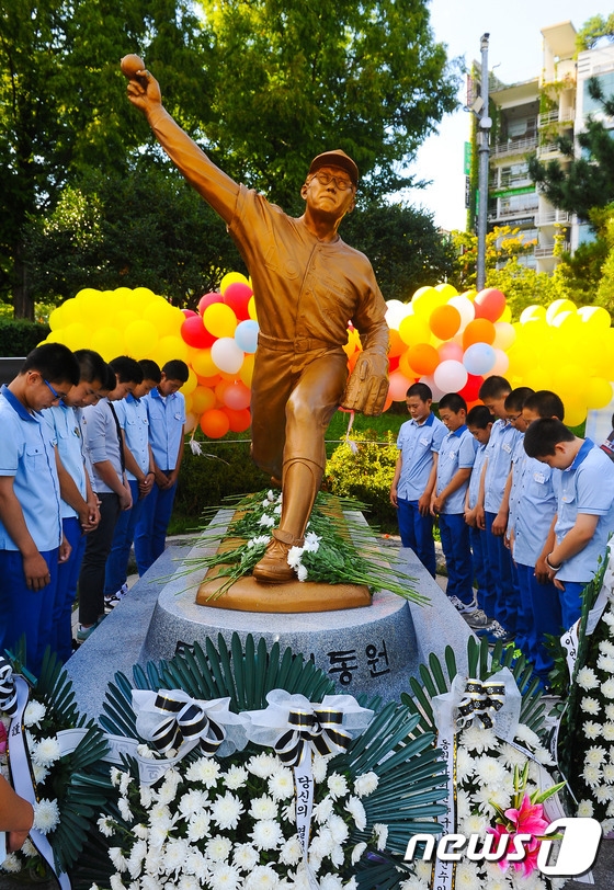 지난 2015년 \'故 최동원 선수 4주기 추모행사\'에서 사직중학교 야구부 학생들이 묵념을 하고 있다. /사진=뉴스1