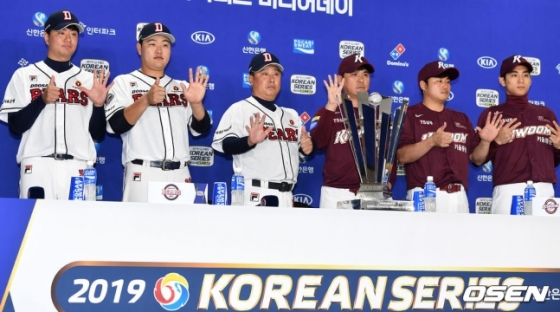 두산과 키움 감독 및 선수들이 몇 차전서 끝날 지 예측하는 질문에 손가락을 펴 보이고 있다.