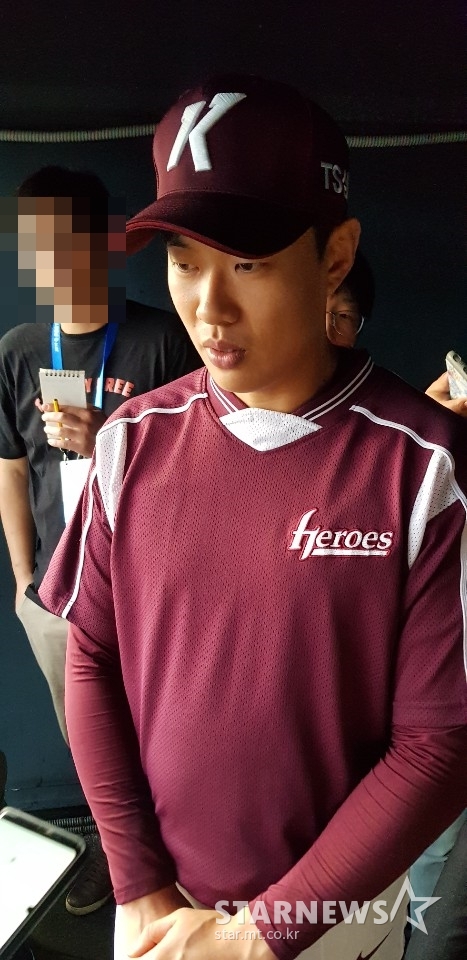 23일 경기를 앞두고 취재진 앞에 선 키움 내야수 송성문. /사진=이원희 기자