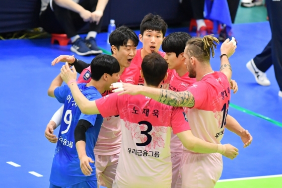 우리카드 선수들이 23일 수원체육관에서 열린 V리그 한국전력전서 득점후 기뻐하고 있다. /사진=KOVO