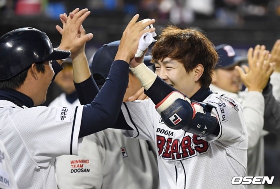 두산의 박건우가 23일 잠실에서 열린 한국시리즈 2차전 키움과 홈경기 9회말 1사 2루서 역전 결승타를 때려내고 기뻐하고 있다. /사진=OSEN
