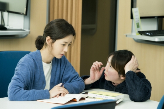 정유미와 이야기를 나누는 김도영 감독/'82년생 김지영' 스틸