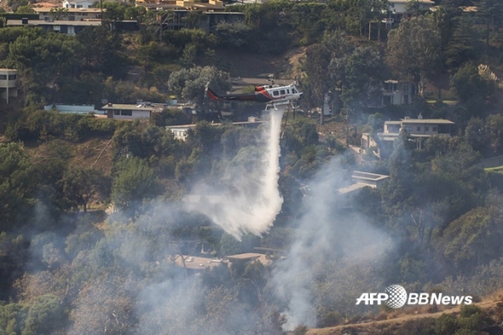 헬기가 브렌트우드 지역 화재를 진압하고 있다. /AFPBBNews=뉴스1