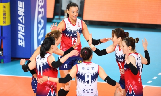 인삼공사 선수들이 29일 대전에서 열린 V리그서 흥국생명을 상대로 득점 후 기뻐하고 있다. /사진=KOVO