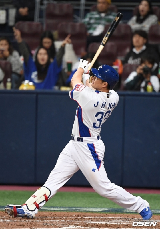 5회 투런 홈런을 때려낸 김재환.