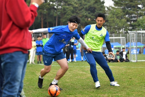 송종국(왼쪽)과 김형범이 맞대결을 펼치고 있다. /사진=한국컴패션 제공