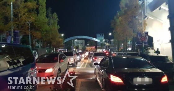 대전 한밭종합운동장 앞 도로가 차량들로 가득 찼다. /사진=김우종 기자