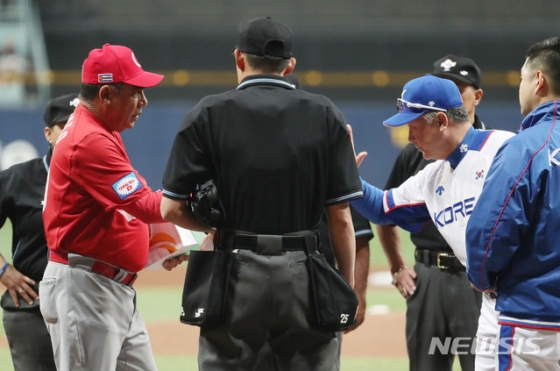 8일 오후 서울 구로구 고척스카이돔에서 열린 2019 세계야구소프트볼연맹(WBSC) 프리미어 12 예선 C조 대한민국과 쿠바의 경기 시작 전 대한민국 대표팀 김경문(오른쪽) 감독과 쿠바 미구엘 보로토 감독이 인사를 나누고 있다. /사진=뉴시스