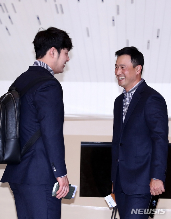 야구 대표팀 박병호(왼쪽)와 김재현 타격코치. /사진=뉴시스