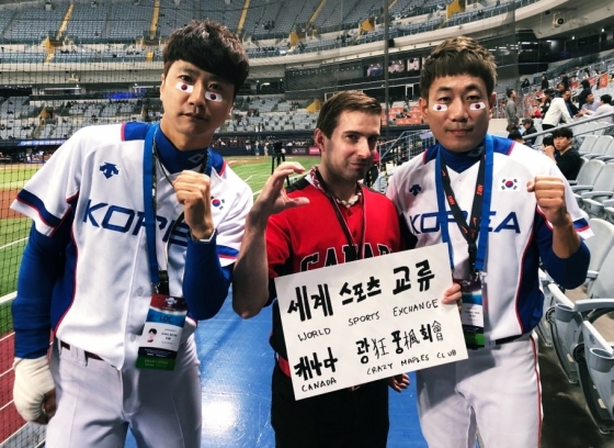 김정석 키움 히어로즈 응원단장(왼쪽부터)과 테드 스미스, 홍창화 한화 이글스 응원단장. /사진=테드 스미스 제공