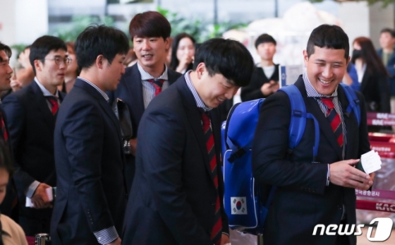 김포공항에서 출국을 하고 있는 대표팀. /사진=뉴스1