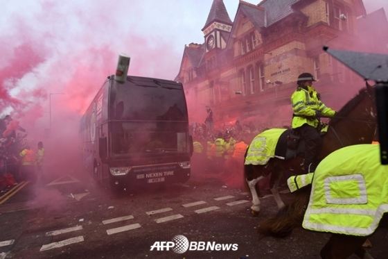 지난해 4월 UEFA 챔피언스리그 8강전을 앞두고 맨체스터 시티 구단 버스가 리버풀 팬으로부터 홍염 공격을 당하고 있다./AFPBBNews=뉴스1