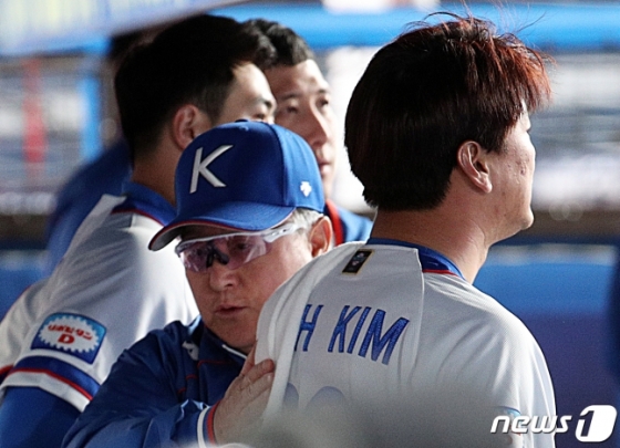 12일 대만전서 조기 교체된 김광현(오른쪽)을 위로하고 있는 김경문 감독(가운데). /사진=뉴스1