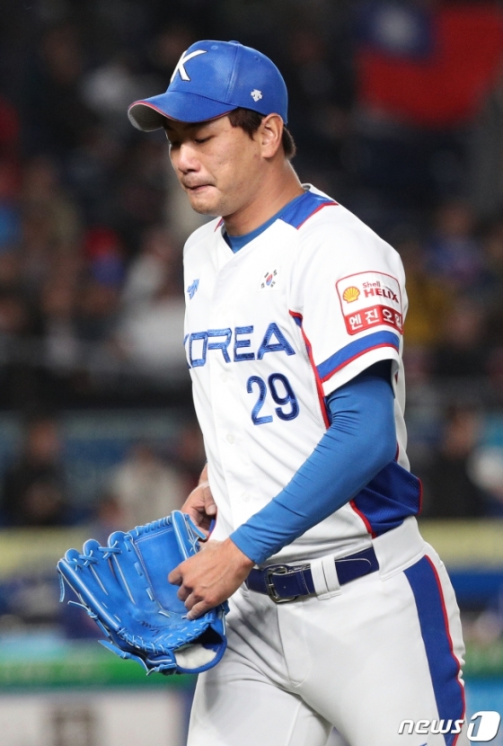 12일 대만전서 교체되자 아쉬워하는 김광현. /사진=뉴스1
