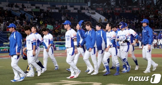 12일 대만전에서 패한 한국 대표팀이 경기장을 떠나고 있다. /사진=뉴스1