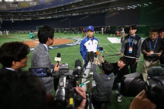 지난 14일 열린 프리미어12 공식 훈련에서 이정후(가운데)에게 몰린 일본 취재진들. /사진=WBSC 제공