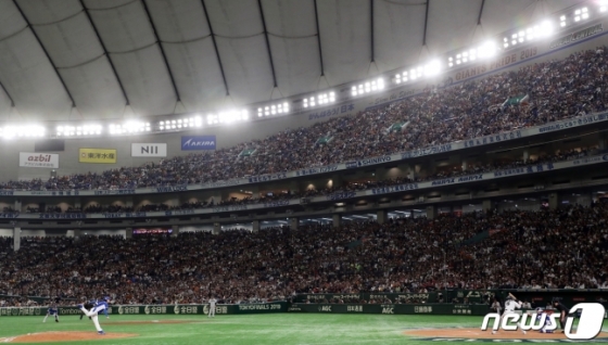 17일 오후(현지시간) 일본 도쿄돔에서 열린 2019 세계야구소프트볼연맹(WBSC) 프리미어12 결승전 대한민국과 일본의 경기에서 관중들이 경기를 관람하고 있다. /사진=뉴스1
