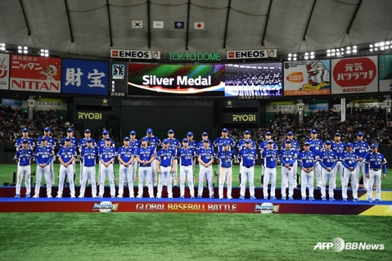 프리미어12 은메달을 목에 건 한국 야구대표팀 선수단. /AFPBBNews=뉴스1