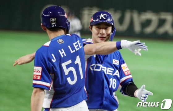 17일 일본전서 김하성(오른쪽)의 투런 홈런 이후 이정후(왼쪽)이 함께 기뻐하고 있다. /사진=뉴스1
