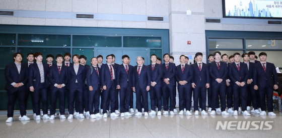 2019 WBSC 프리미어 12 준우승을 거둔 한국 야구 대표팀이 18일 오후 인천공항을 통해 귀국하고 있다. /사진=뉴시스