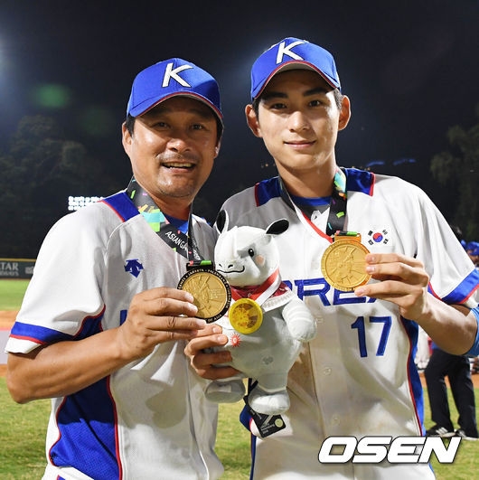 지난해 자카르타-팔렘방 아시안게임 야구 결승전에서 일본을 3-0으로 꺾고 우승을 차지한 뒤 이종범 대표팀 코치와 이정후가 금메달을 목에 걸고 포즈를 취하고 있다.