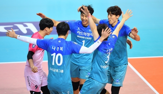 우리카드 선수들이 22일 장충에서 열린 V리그 한국전력전에 득점 후 기뻐하고 있다. /사진=KOVO