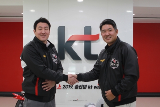 유한준(왼쪽)과 이숭용 KT 단장.  /사진=KT 위즈