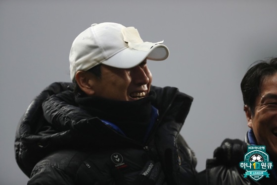 유상철 인천 감독이 24일 상주 상무전에 승리한 뒤 미소를 짓고 있다. /사진=한국프로축구연맹