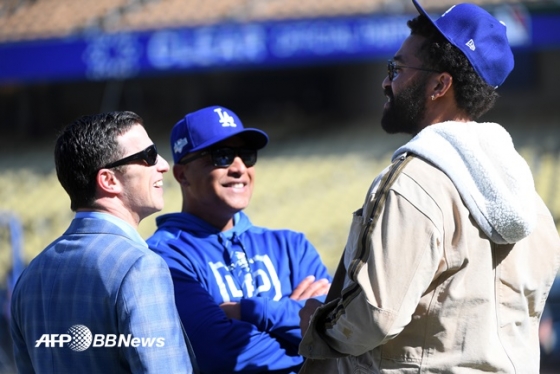 LA 다저스의 엔드루 프리드먼(왼쪽) 사장과 데이브 로버츠(가운데) 감독.  /AFPBBNews=뉴스1