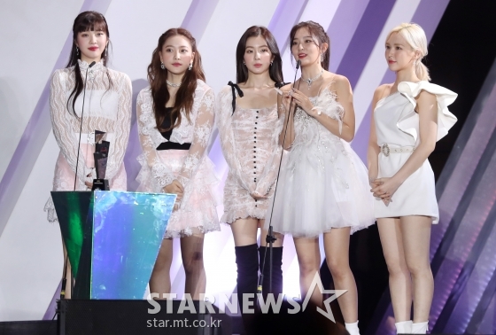 그룹 레드벨벳이 26일(현지시간) 베트남 하노이 미딩 국립경기장에서 스타뉴스 주최로 열린 '2019 아시아 아티스트 어워즈 인 베트남'(2019 Asia Artist Awards in Vietnam)에 참석해 가수부문 AAA 아시아 셀러브리티 상을 수상하고 있다. / 사진=김휘선 기자 hwijpg@