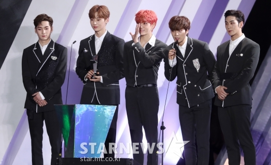 그룹 뉴이스트가 26일(현지시간) 베트남 하노이 미딩 국립경기장에서 스타뉴스 주최로 열린 '2019 아시아 아티스트 어워즈 인 베트남'(2019 Asia Artist Awards in Vietnam)에 참석해 가수부문 AAA 아시아 셀러브리티 상을 수상하고 있다. / 사진=김휘선 기자 hwijpg@