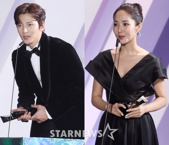 배우 지창욱, 박민영이 26일(현지시간) 베트남 하노이 미딩 국립경기장에서 스타뉴스 주최로 열린 '2019 아시아 아티스트 어워즈 인 베트남'(2019 Asia Artist Awards in Vietnam)에 참석해 배우부문 AAA 아시아 셀러브리티 상을 수상하고 있다. / 사진=김휘선 기자 hwijpg@