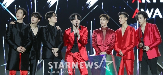그룹 갓세븐이 26일(현지시간) 베트남 하노이 미딩 국립경기장에서 스타뉴스 주최로 열린 '2019 아시아 아티스트 어워즈 인 베트남(2019 Asia Artist Awards in Vietnam)'에서 올해의 퍼포먼스상 수상 후 소감을 말하고 있다. / 사진=하노이(베트남)=이기범 기자 leekb@