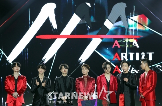 그룹 갓세븐이 26일(현지시간) 베트남 하노이 미딩 국립경기장에서 스타뉴스 주최로 열린 '2019 아시아 아티스트 어워즈 인 베트남(2019 Asia Artist Awards in Vietnam)'에서 올해의 퍼포먼스상 수상 후 소감을 말하고 있다. / 사진=하노이(베트남)=이기범 기자 leekb@