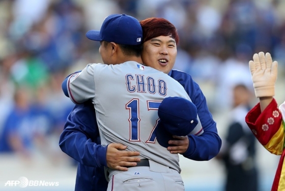 지난 2015년 다저 스타디움에서 열린 LA 다저스-텍사스 레인저스전에서 만난 류현진과 추신수. /AFPBBNews=뉴스1