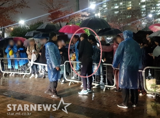 선수들을 기다리는 팬들의 사진 촬영에 응하는 김보경(빨간 원). /사진=박수진 기자