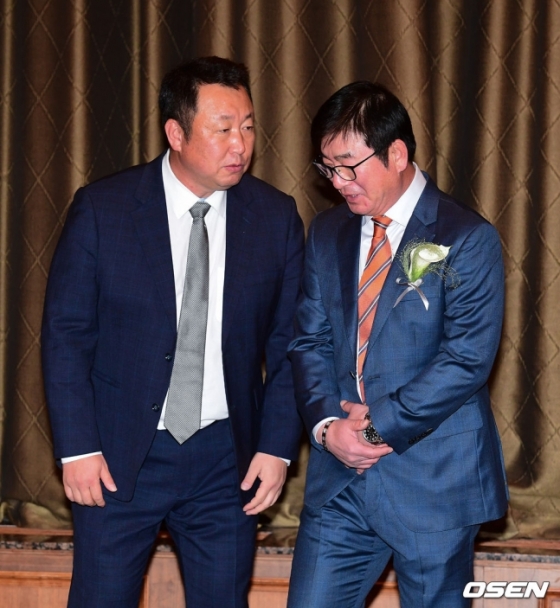 LG 차명석(왼쪽) 단장과 류중일 감독이 5일 열린 \'2019 스포츠서울 올해의 상\' 시상식에서 이야기를 하고 있다.  /사진=OSEN
