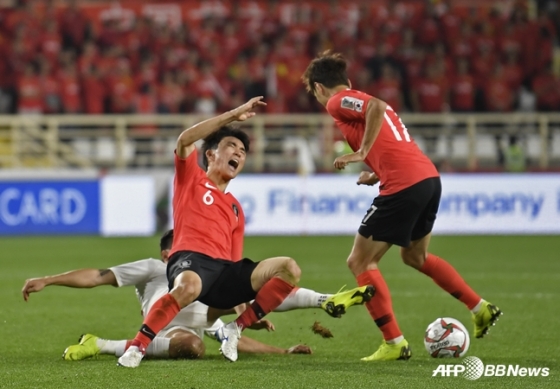 지난 1월 중국과 2019 아시안컵 경기 중 황인범(왼쪽에서 2번째)이 거친 태클에 쓰러지고 있다. /AFPBBNews=뉴스1