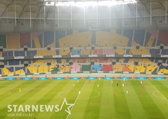 11일 홍콩전이 열리는 부산아시아드경기장에 적은 관중들이 입장했다. /사진=박수진 기자
