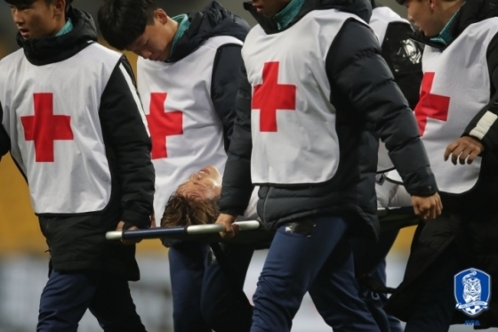 11일 홍콩전 도중 김승대가 부상으로 들것에 실려나가고 있다. /사진=대한축구협회 제공
