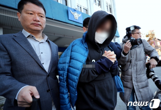 \'프로듀스X101\' 안모 PD가 11월 14일 오전 서울 종로경찰서에서 나와 검찰로 송치되고 있다./사진=뉴스1