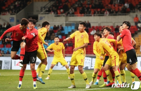 한국과 중국 선수들이 볼 경합을 벌이는 모습. /사진=뉴스1