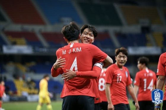 15일 한중전에서 김민재와 포옹하고 있는 김영권(가운데 뒤쪽). /사진=대한축구협회 제공