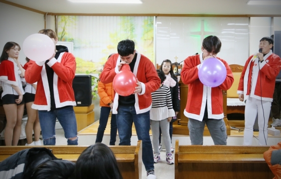 kt wiz 선수들이 18일 수원 고색동 소재 아동 복지센터에서 어린이들과 레크리에이션을 즐기고 있다. /사진=kt wiz