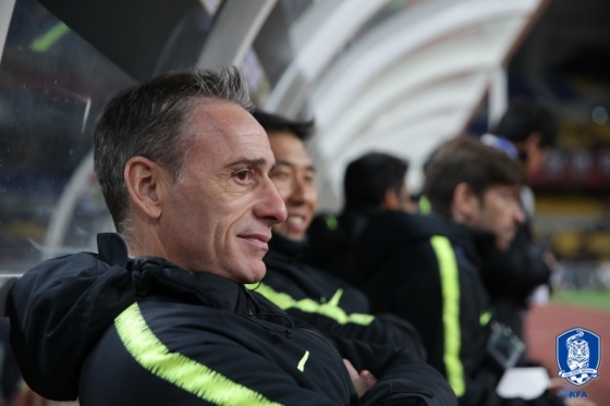 파울루 벤투 한국 대표팀 감독이 한일전에 앞서 미소를 짓고 있다. /사진=대한축구협회 제공
