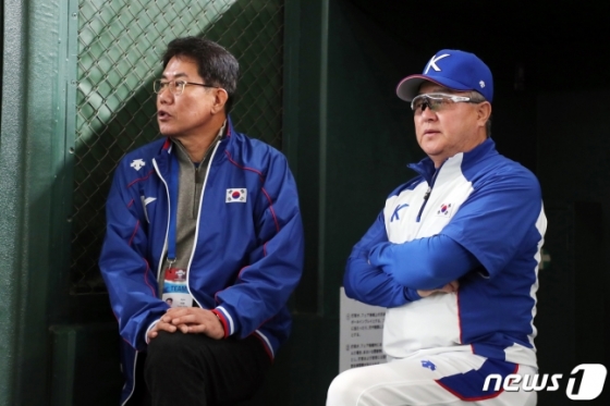 프리미어12에서 이야기를 나누는 김시진(왼쪽) KBO 기술위원장과 김경문 감독.  /사진=뉴스1