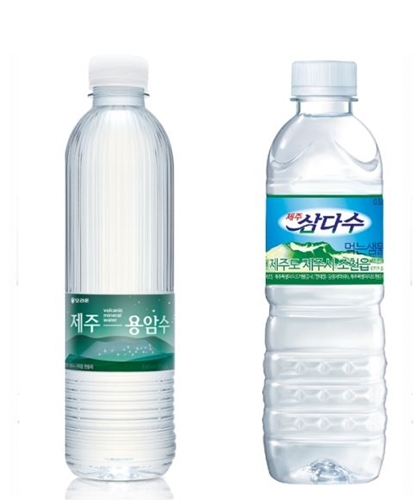 /사진=오리온 제주 용암수(왼쪽), 제주도개발공사 '제주삼다수'(오른쪽)<br /><br />
