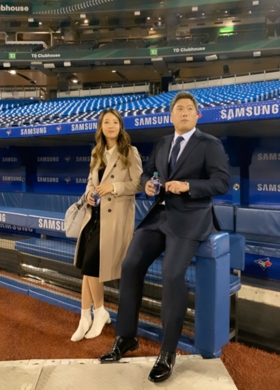 경기장을 둘러보고 있는 류현진(오른쪽)과 배지현씨. /사진=토론토 공식 SNS 캡처